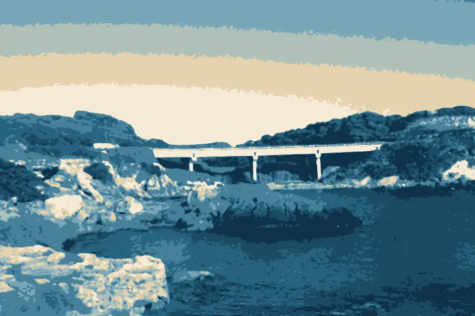Calabona: Pont au-dessus de la Spiaggia del Cavalcavia à Alghero en juillet 2016