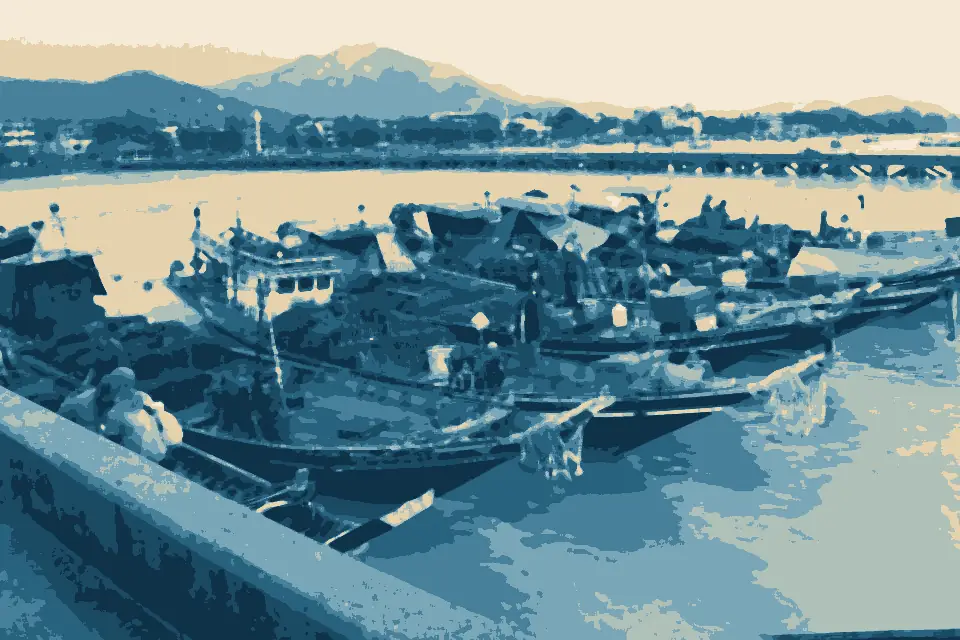 Na Thon Beach: Nathon Hafen Fischerboote