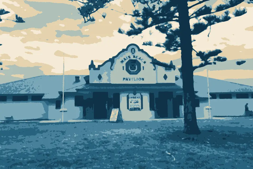 Pelican Beach: Southport SLSC Pavilion front