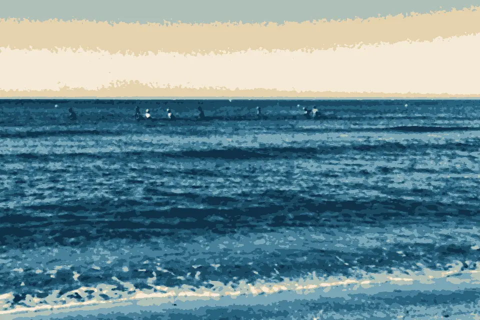 Plage du Couchant: Des Acqua marcheurs, nouvelle forme de sport. le corps est à moitié dans l'eau - panoramio