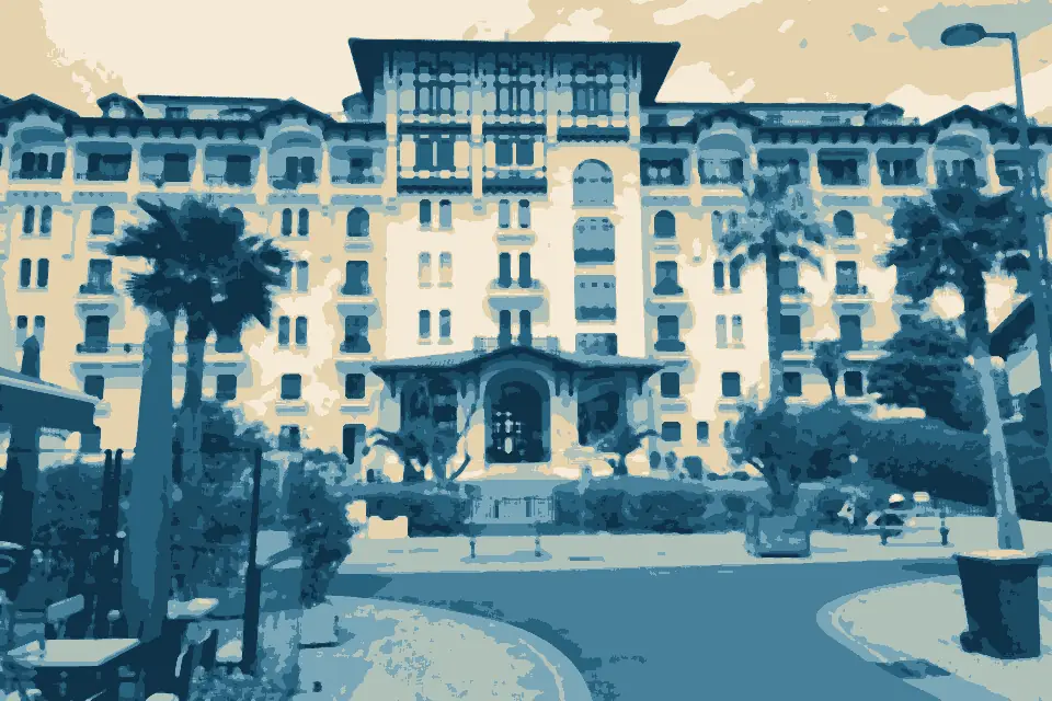 Plage Sokoburu: L'ancien hôtel L’Eskualduna d'Hendaye-Plage créé par l'architecte Henry Martinet, aujourd'hui une résidence (côté ville)