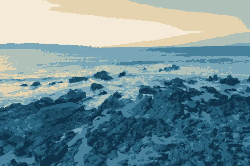 Playa Los Mayanes: Costa rocosa en Gijón al atardecer, Asturias
