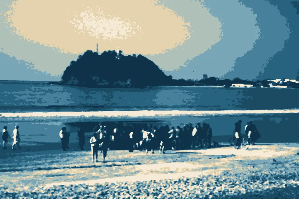 Praia Central: Curiosos olhando um filhote de baleia - panoramio