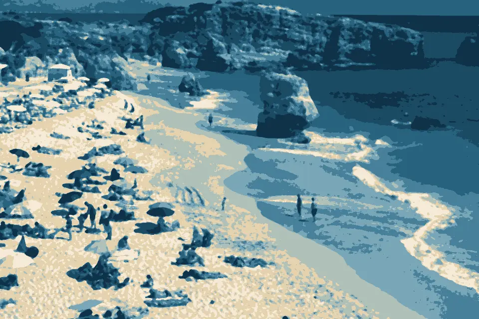 Praia de São Rafael: Vacationers on a sunny beach (Unsplash)
